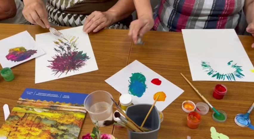 В «детском саду для пожилых» саратовцы учились рисовать вилками